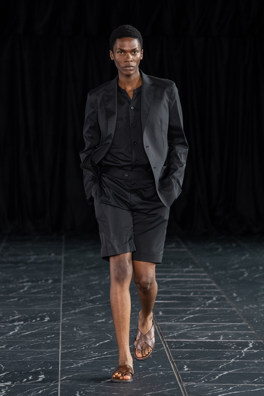 Luxurious nylon band collar shirt