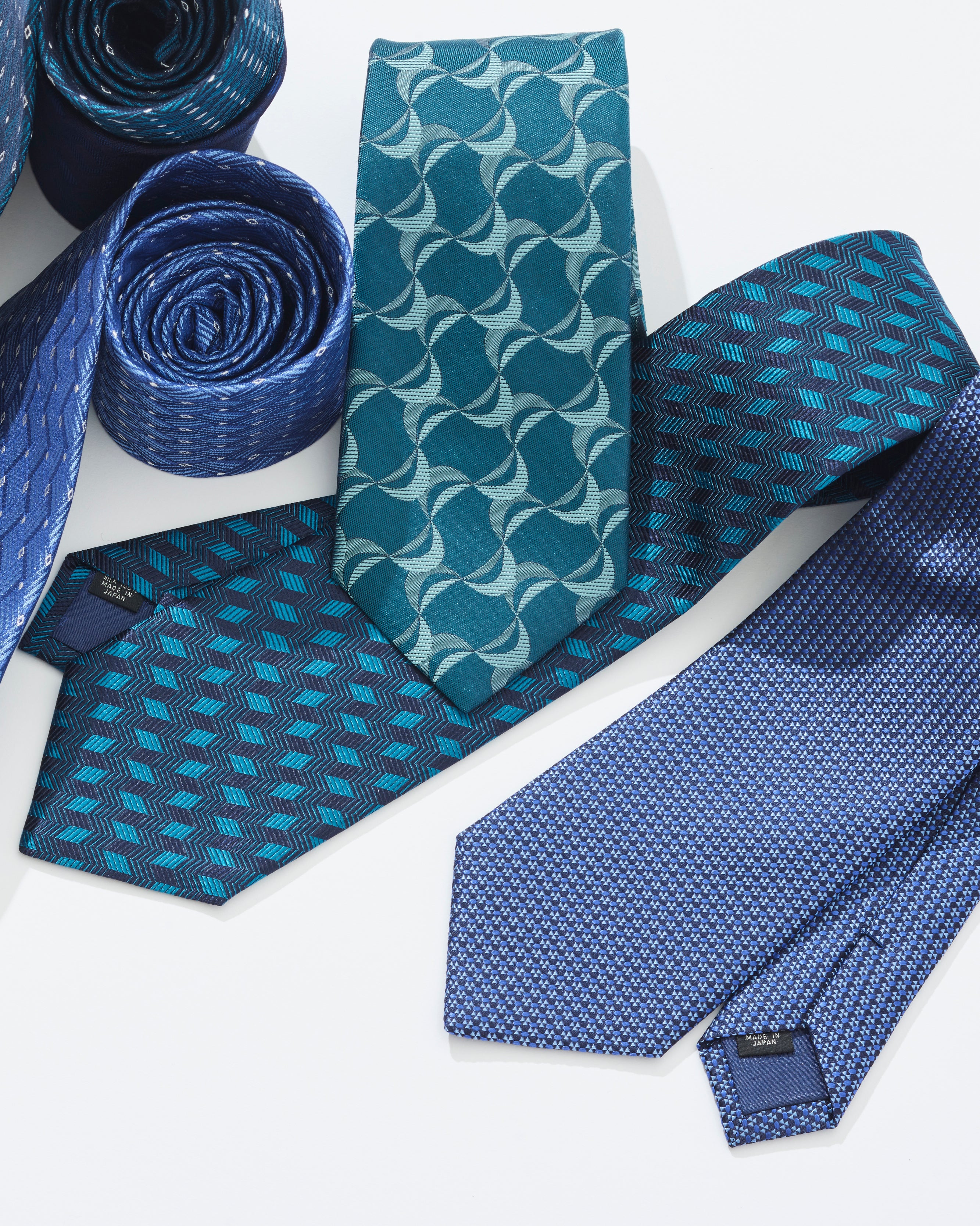 Diamond pattern silk tie