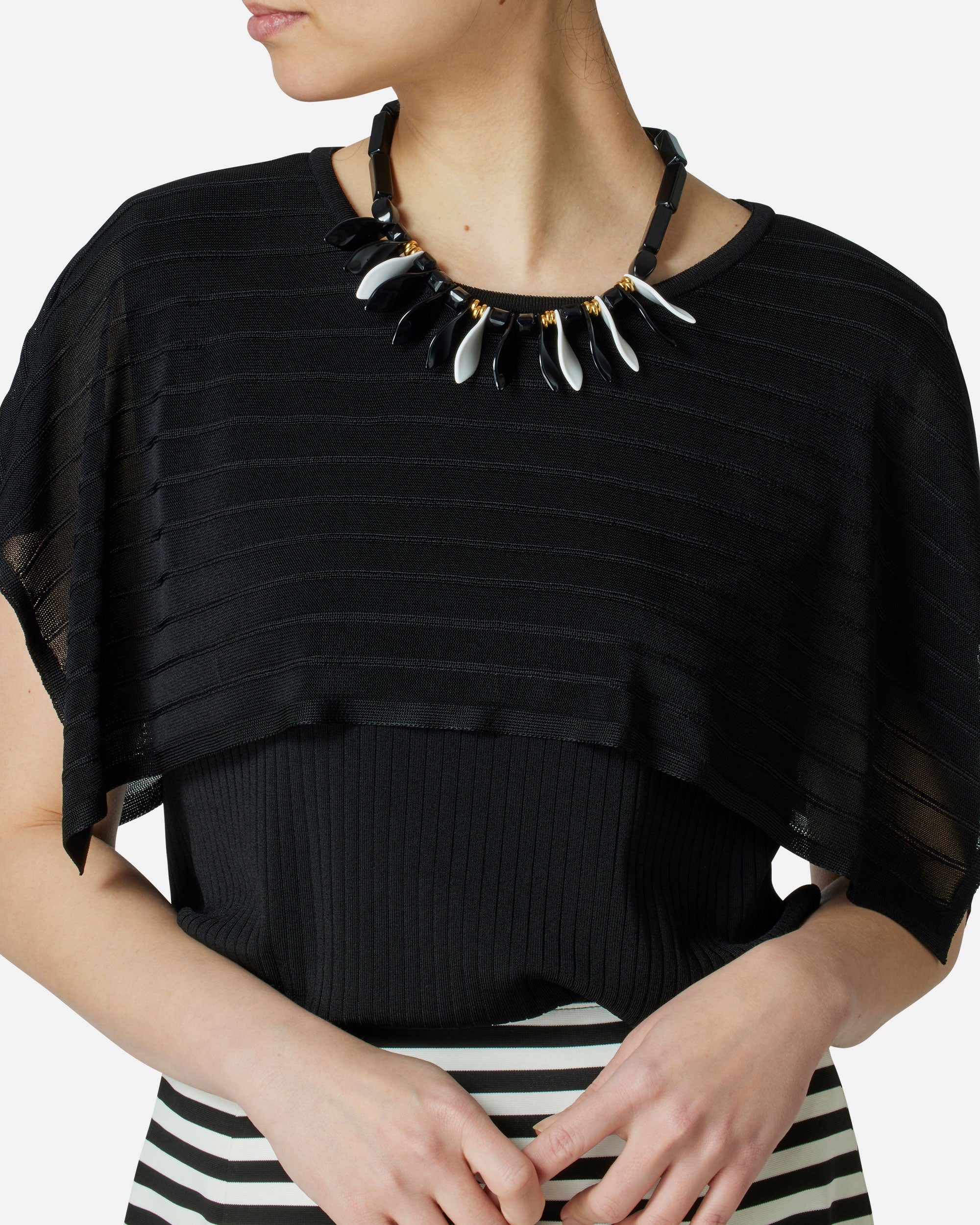 Leaf motif monotone necklace