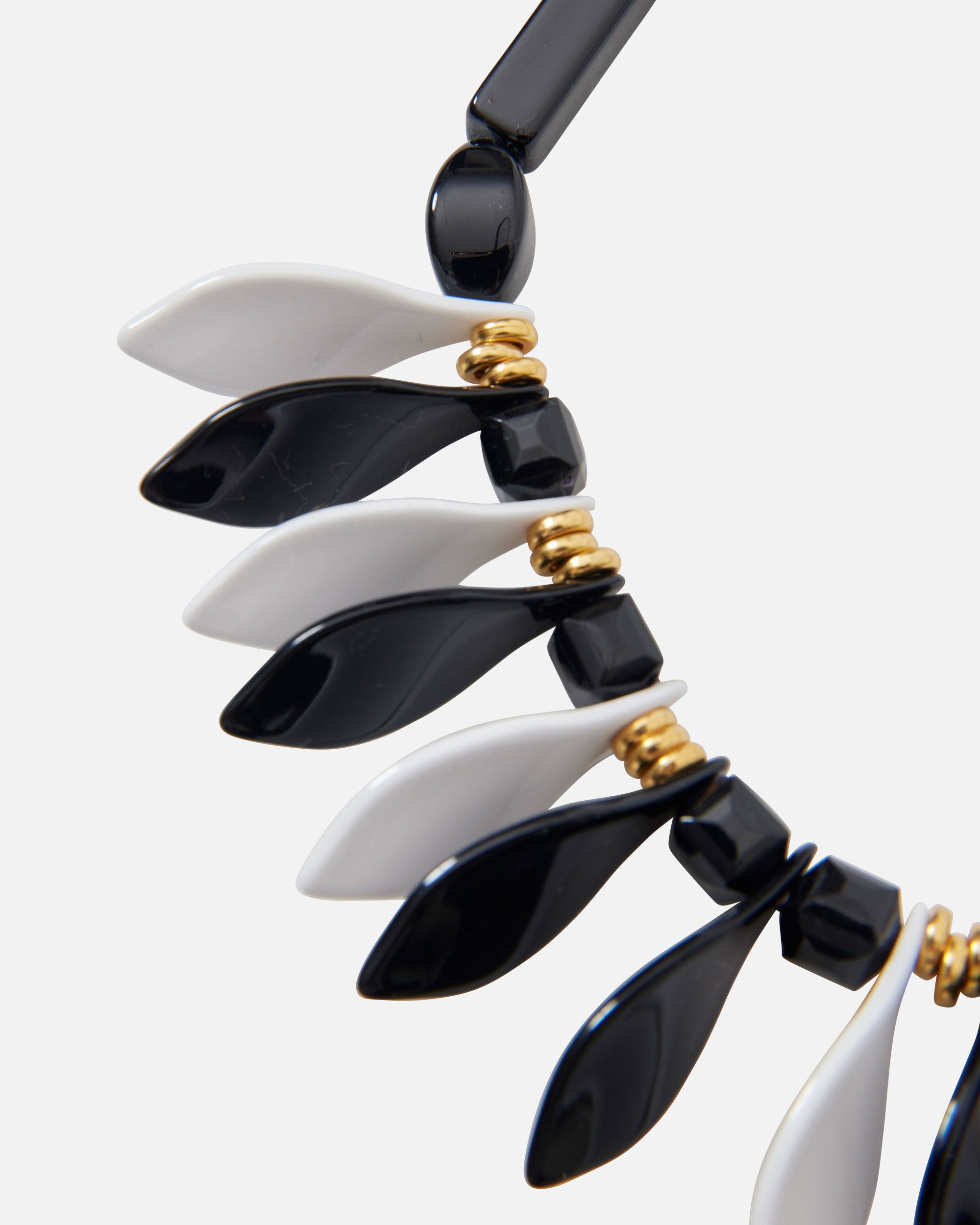 Leaf motif monotone necklace