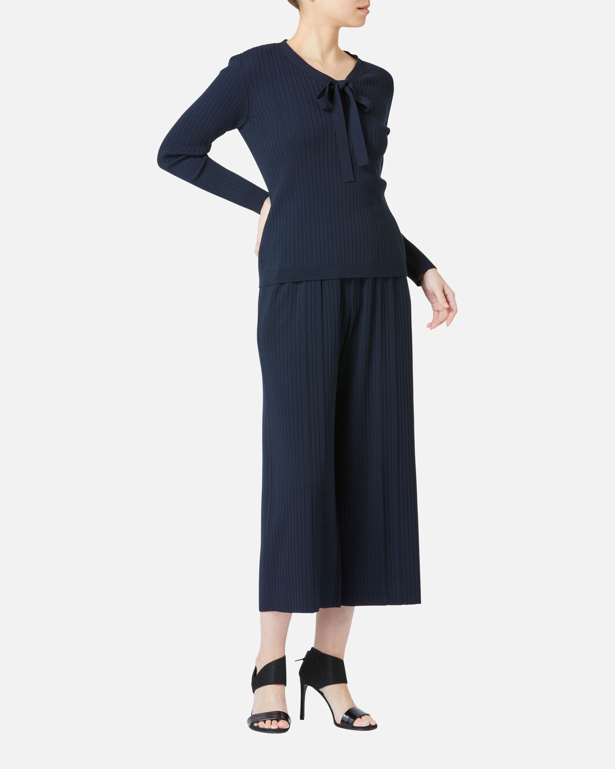 Semi-wide knit pants